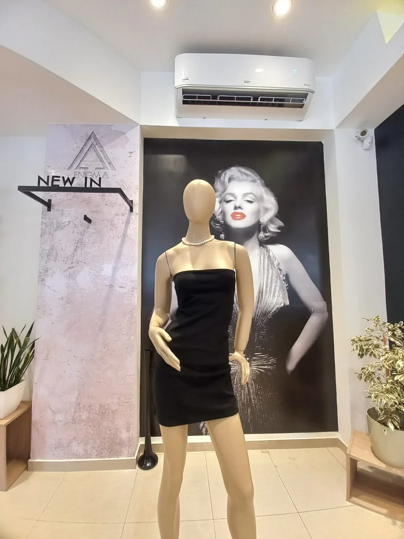 Vestido Corto Strapless de Microfibra