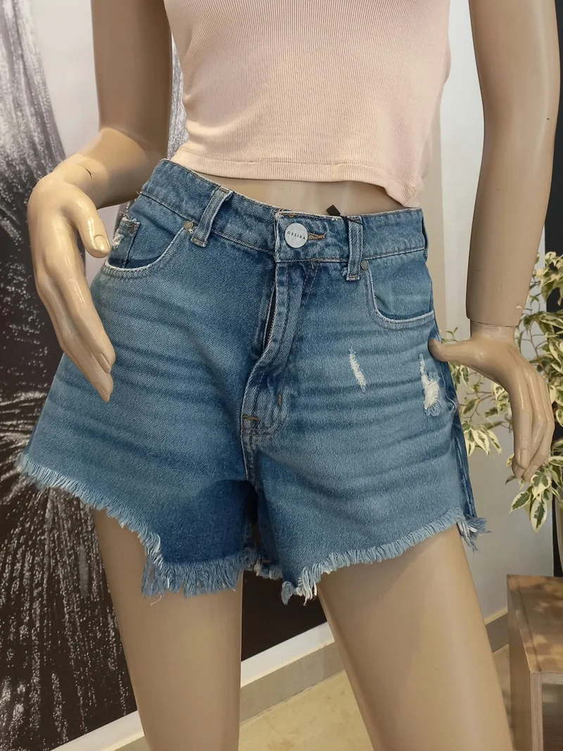 Short Denim Tiro Bajo con Roturas